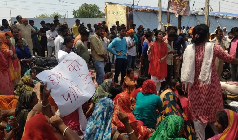 प्रेमकुमार पांडेय के हत्यारों की गिरफ्तारी की मांग पर शव को रख ग्रामीणों ने किया सड़क अवरुद्ध